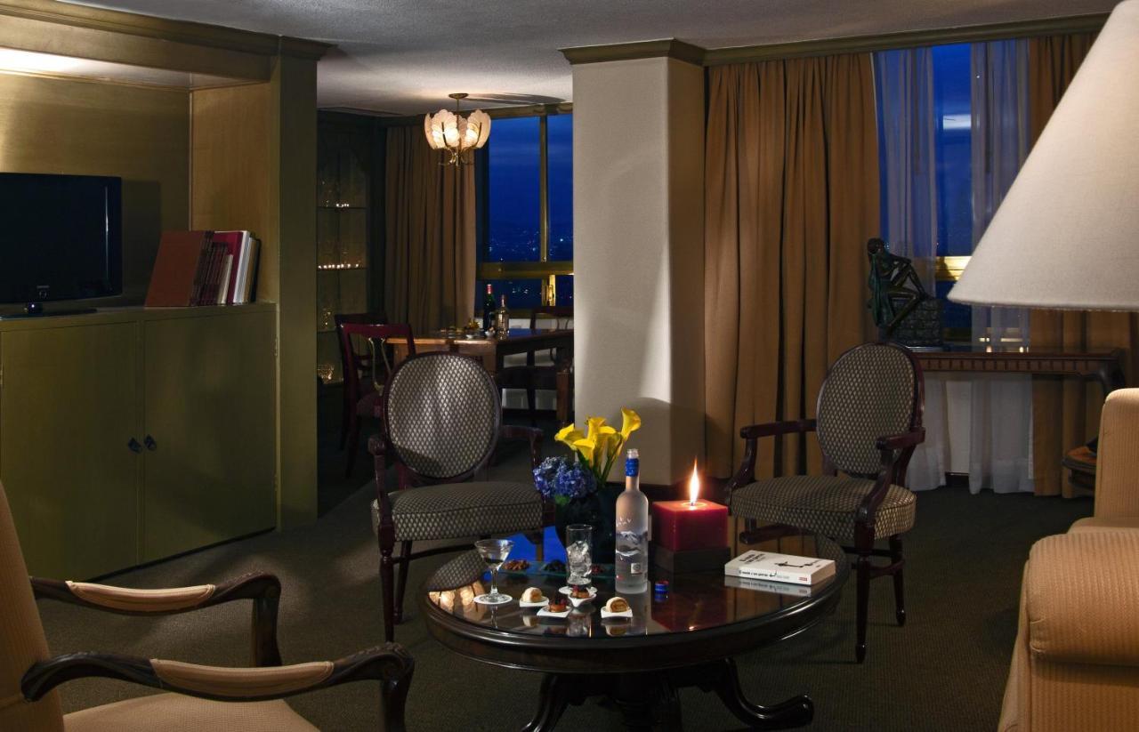 Fiesta Americana Reforma Мехіко Екстер'єр фото A suite at the Four Seasons Hotel