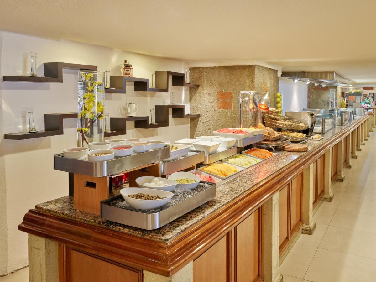 Fiesta Americana Reforma Мехіко Екстер'єр фото A buffet at a hotel