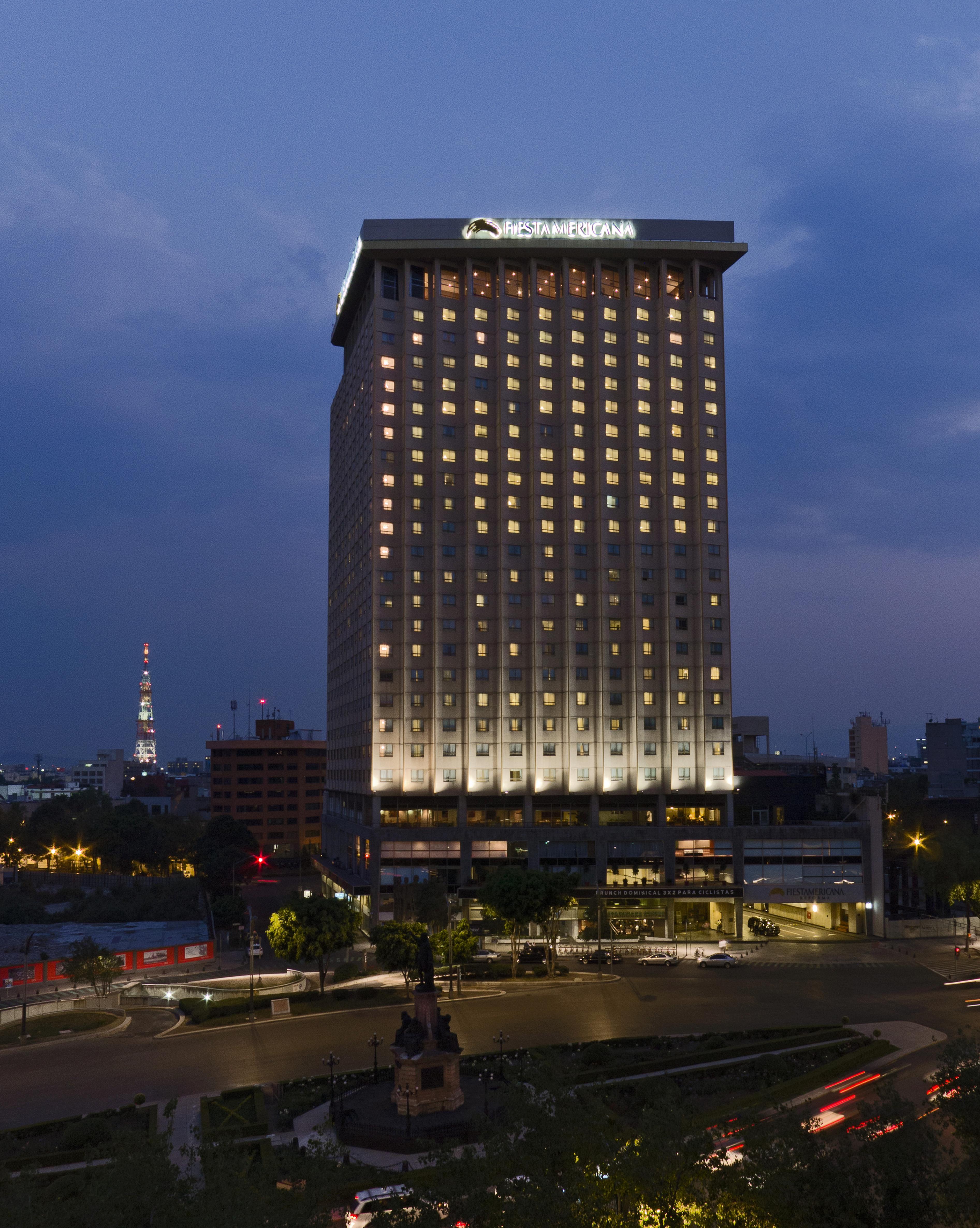 Fiesta Americana Reforma Мехіко Екстер'єр фото The hotel at night